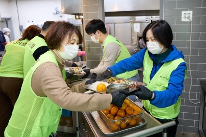[크기변환]사진5. 유진선 의장, 신현녀 의원이 배식 봉사를 하고 있는 모습.jpg