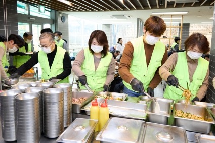 [크기변환]사진6. 용인특례시의회 의원들이 기흥장애인복지관을 방문해 이용자들에게 배식 봉사를 하고 있다..jpg