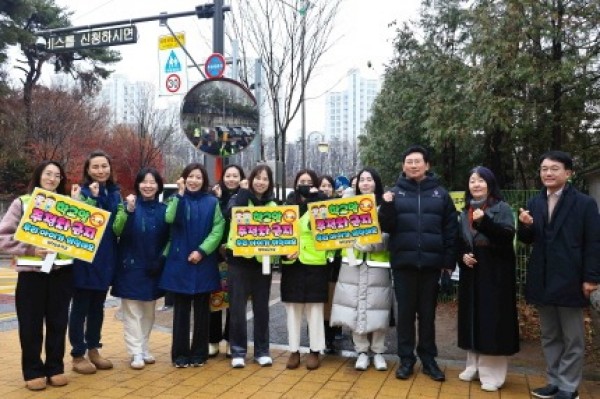 [크기변환]5-1. 이상일 용인특례시장이 11일 청덕초등학교를 방문해 교통지도봉사를 했다..jpg