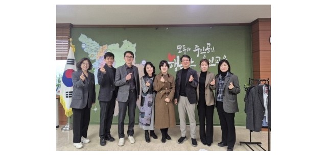 [크기변환](20251211) 용인교육지원청 보도자료(교복을 물려주면 예쁜 새 우산으로 바꿔드려요 용인교육지원청, 교복 물려주기 사업으로 「기흥1중」 전출 예정 신입생 지원) 사진.jpg