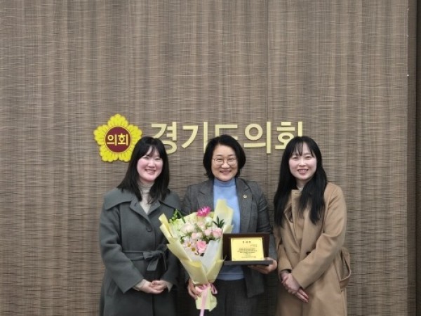 251224 신미숙 의원, ‘2025년 우수 의정활동 의원’ 선정, 경기교사노조로부터 감사패 받아.jpg